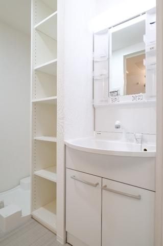 洗面設備　スペースが確保できる洗面所です