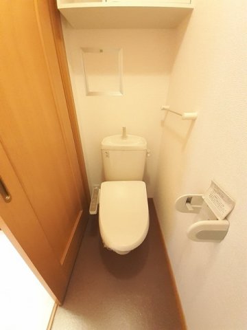 トイレ　落ち着いた色調のトイレです