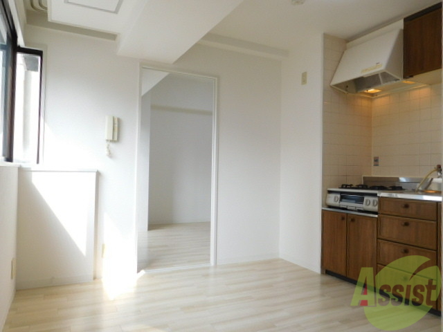 居室・リビング　窓が多く明るいお部屋ですよー