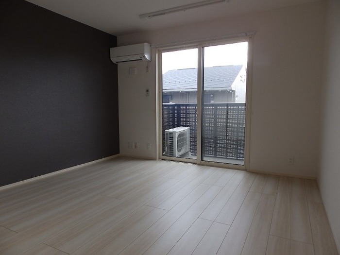 居室・リビング　洋室8.1帖・エアコン付きです