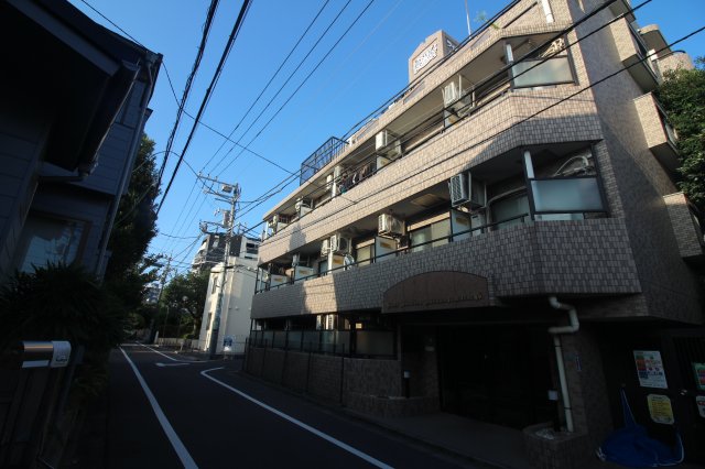 建物外観　外観はベージュを基調にしたタイル貼りになっており、重厚感のあ