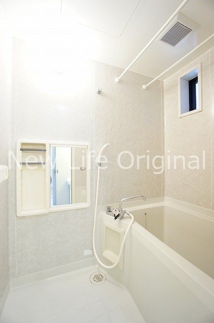 バス・シャワールーム　換気のできる小窓付きの浴室です☆