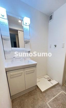 洗面設備　明るい洗面所です