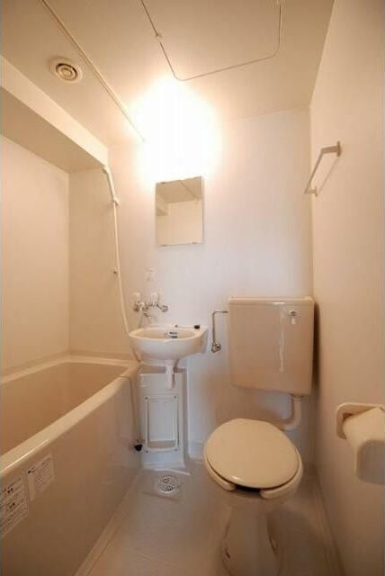 バス・シャワールーム　コンパクトで使いやすいお風呂です