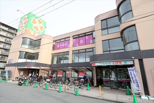 スーパー　ライフ出来島店（スーパー）まで744m