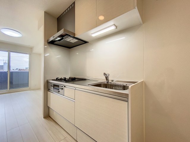 キッチン　掲載写真は同型モデルを掲載しており実際のお部屋と仕様等が異な