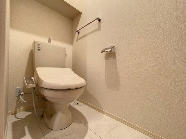 トイレ　掲載写真は同型モデルを掲載しており実際のお部屋と仕様等が異な