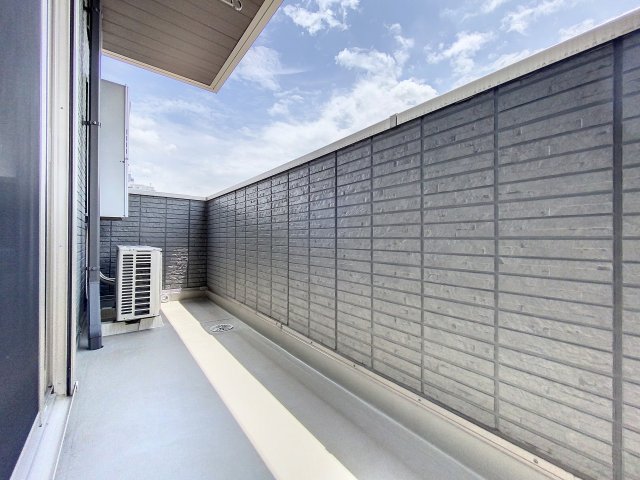 バルコニー　掲載写真は同型モデルを掲載しており実際のお部屋と仕様等が異な