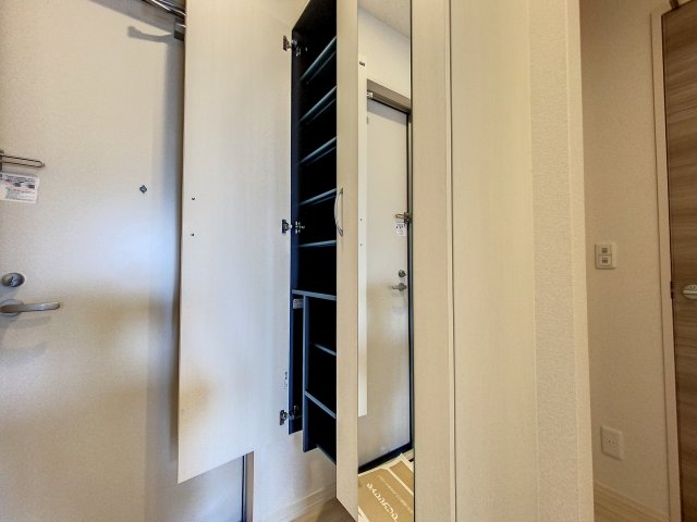 玄関　掲載写真は同型モデルを掲載しており実際のお部屋と仕様等が異な