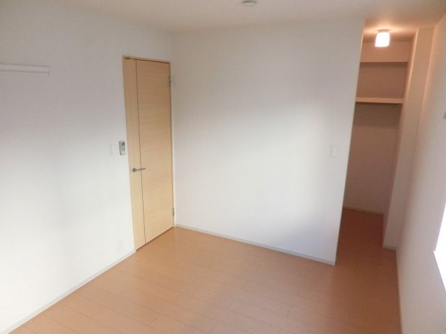 その他部屋・スペース　ウォークインクローゼット付きの寝室。