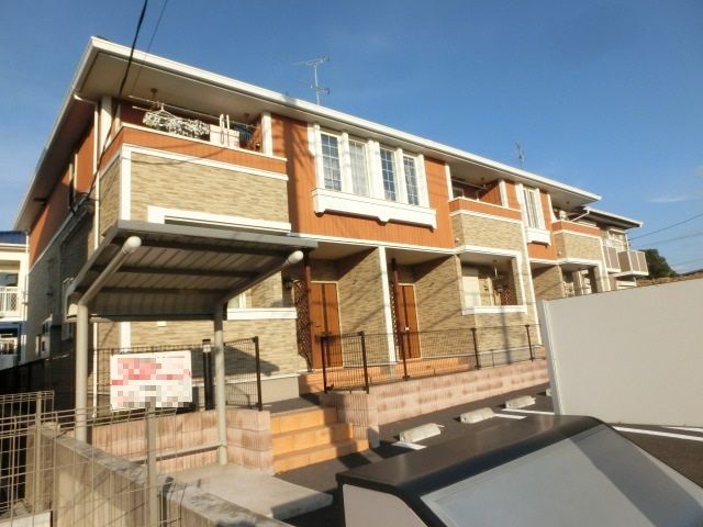 建物外観　幹線道沿いにある物件です。