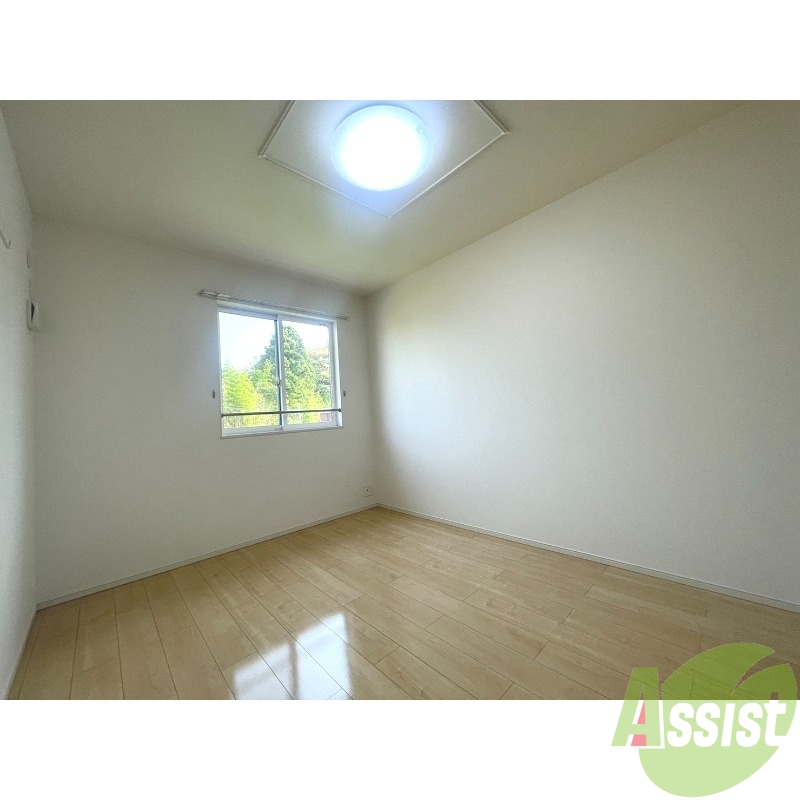 その他部屋・スペース　６帖の洋室になります。伸び伸び出来そうですね。