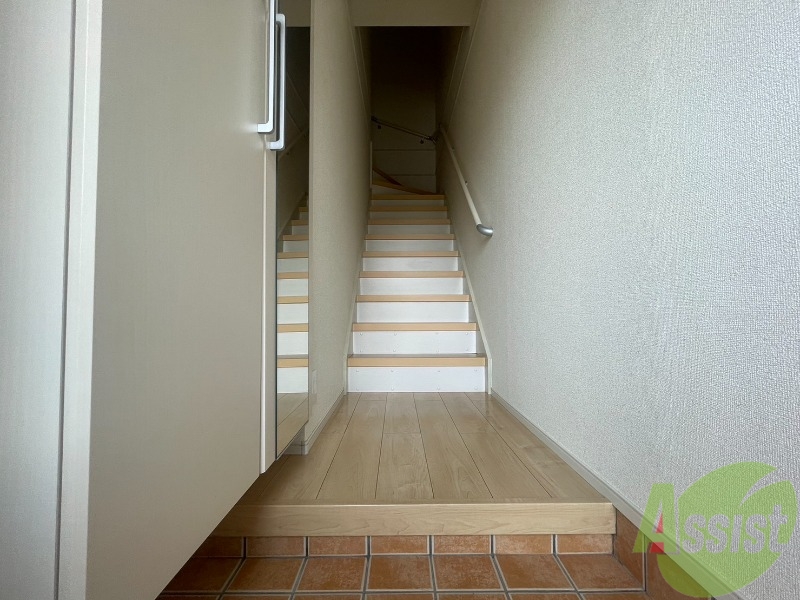 玄関　玄関から撮影しました。敷居が高くなくて安心ですね。