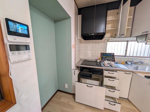 キッチン　1階のシステムキッチン、たっぷり収納が魅力的