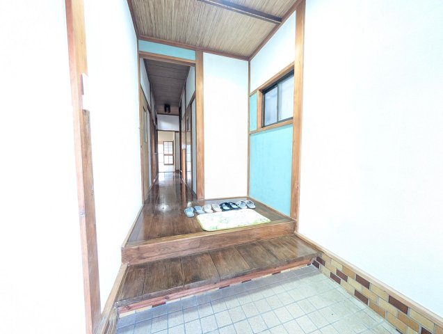 玄関　明るい玄関、広さありたくさん靴を並べられます