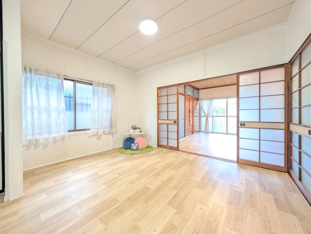 その他部屋・スペース　1階リビング。ご家族やお友達とゆったり過ごせるスペースです