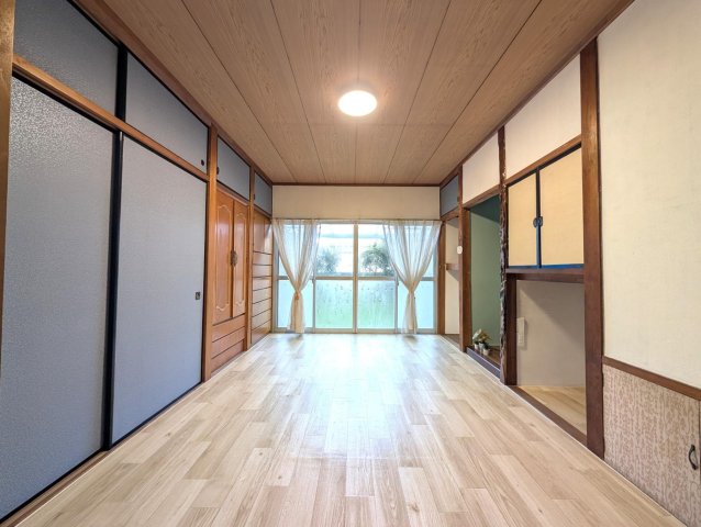 収納　1階洋室。日当たり良し、作り付け収納も大活躍