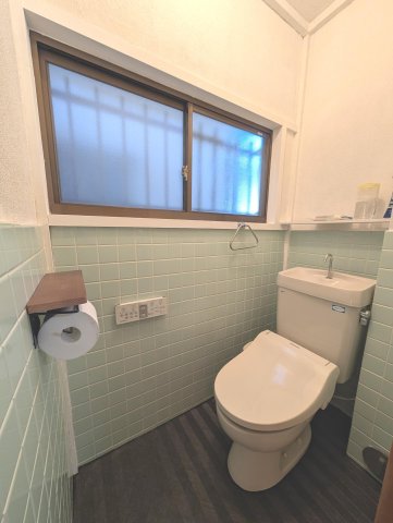 トイレ　トイレは2ヶ所とも自動開閉温水便座付き