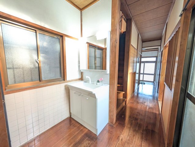 洗面設備　廊下に3面鏡の洗面化粧台をご用意。朝の準備もバッチリですね