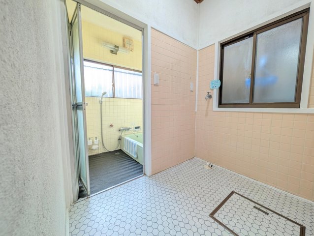 その他設備　脱衣・洗濯スペース。お好みの洗濯機をお使いいただけます