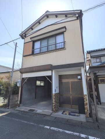 建物外観　車庫付きの戸建て、宅配BOX・モニタ付きインターホンあり