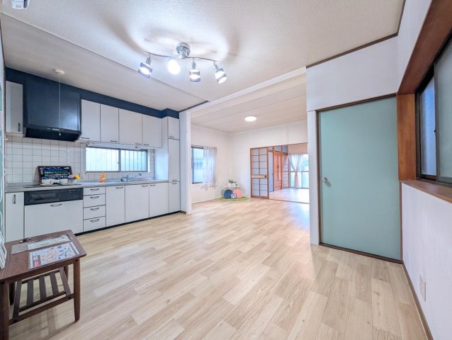 居室・リビング　1階LDK。白基調で明るく広々したお部屋です