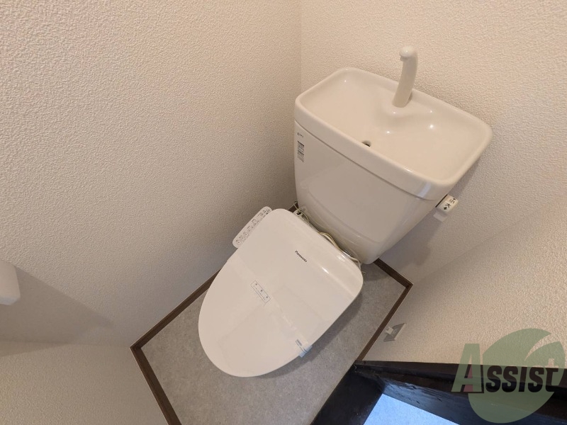 トイレ　お手洗いは温水洗浄付き。これは個人的に外せません。