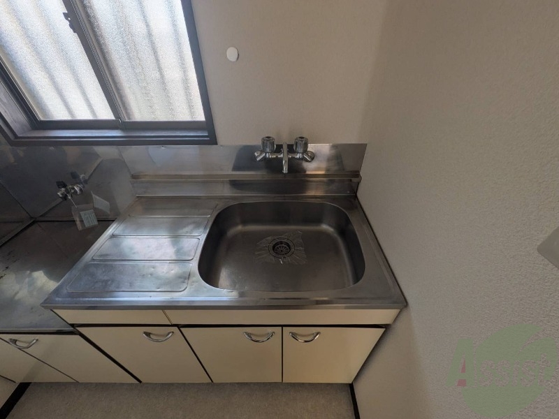 洗面設備　シンクは朝の準備が出来る洗面台の役割もございました。