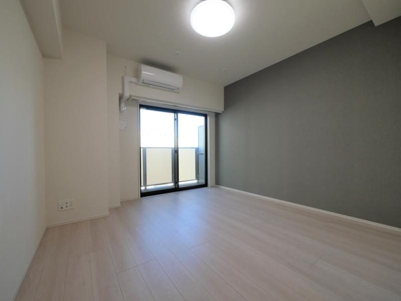 居室・リビング　約8.4帖の洋室です