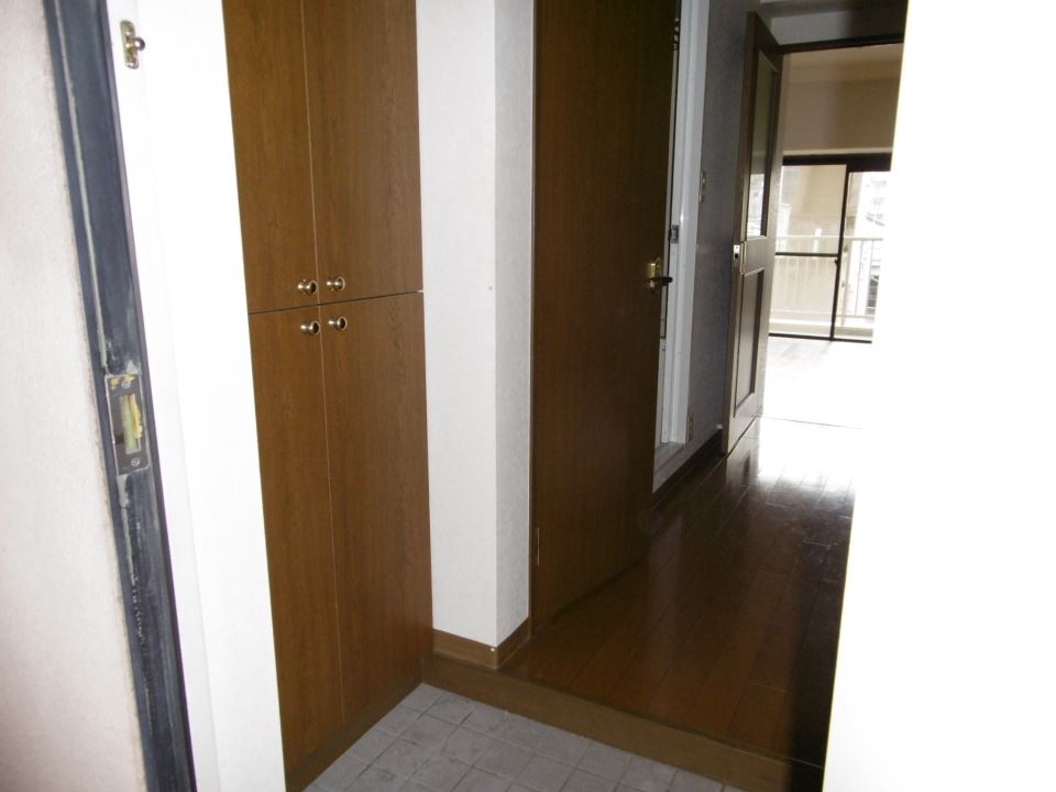 玄関　室内洗濯機置場は扉で隠せます