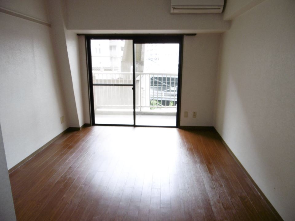 居室・リビング　８畳の洋室です