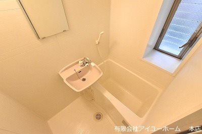 バス・シャワールーム　☆★　浴室に窓があるので換気ができます♪　★☆