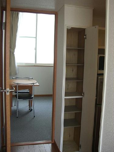 玄関　シューズボックスは台所横