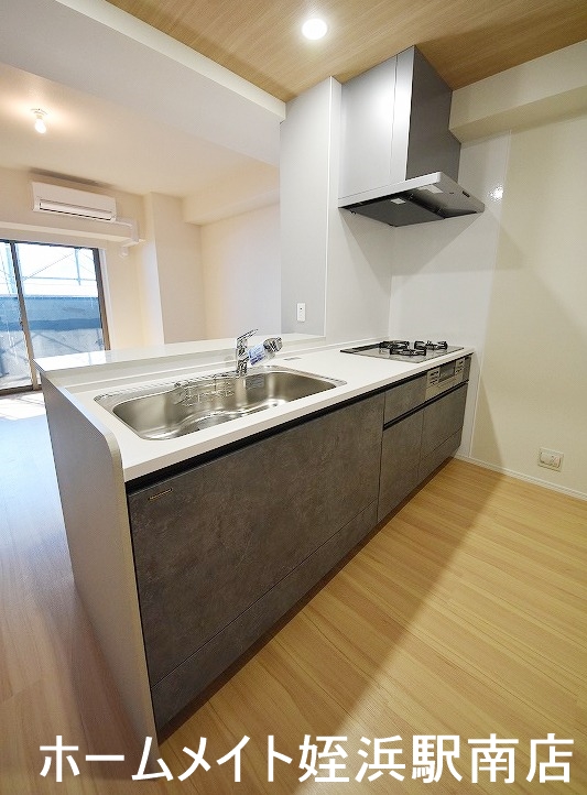 キッチン　★３口システムキッチンでお料理がはかどります★参考写真