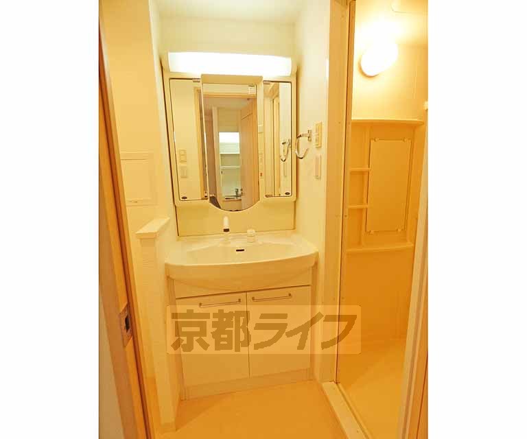 洗面設備　清潔感のある洗面台です。