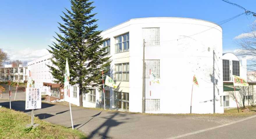 中学校　大曲中学校（中学校）まで504m