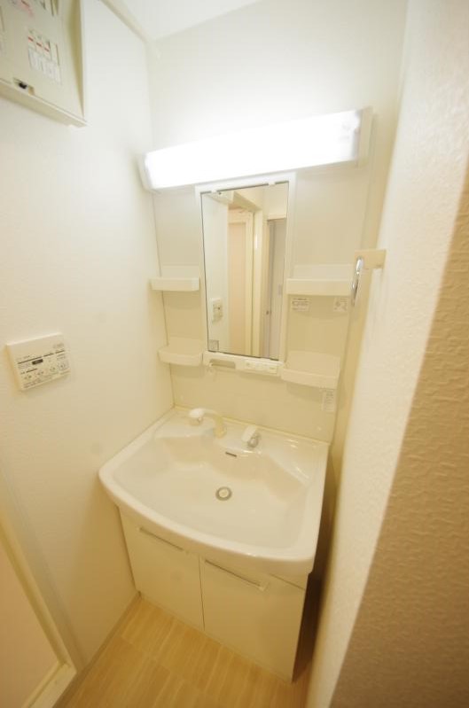 洗面設備　独立洗面化粧台が付いています