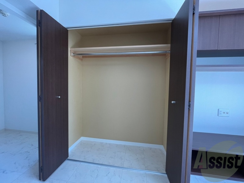 収納　こちらの収納にはハンガーをかけて服もしまえますね。