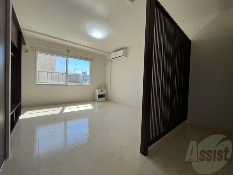 居室・リビング　リビングは白を基調としていて明るい印象ですね！