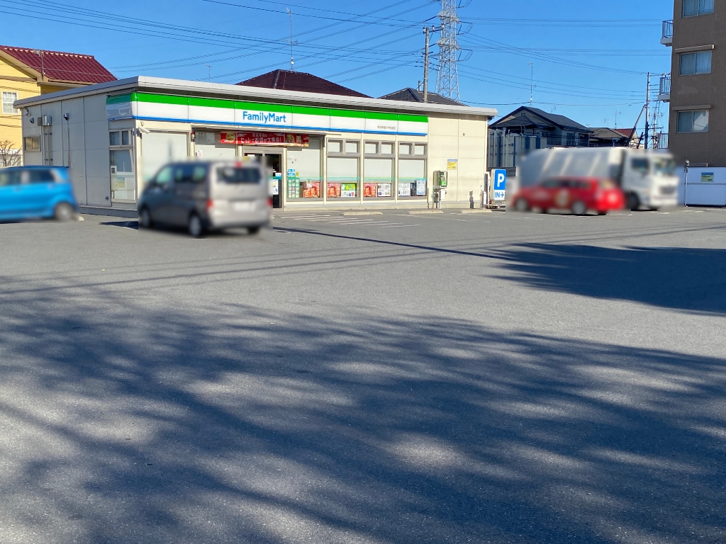 コンビニ　ファミリーマート 熊谷新堀小学校前店（コンビニ）まで701m