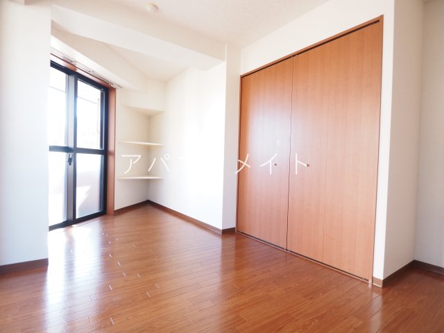 その他部屋・スペース　落ち着いた色調の寝室です