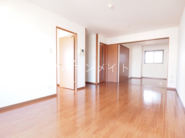 居室・リビング　こちらの居間で趣味の時間をお楽しみください