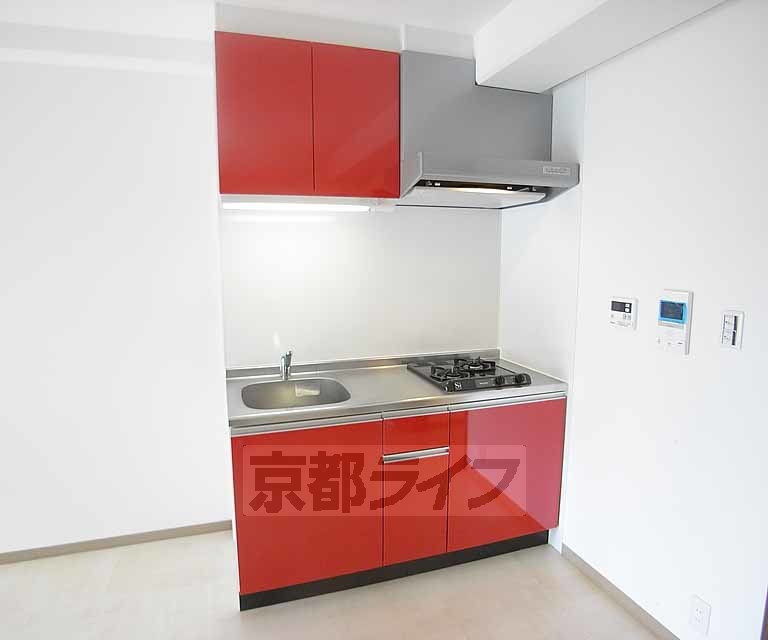 キッチン　赤色のキッチン搭載です。