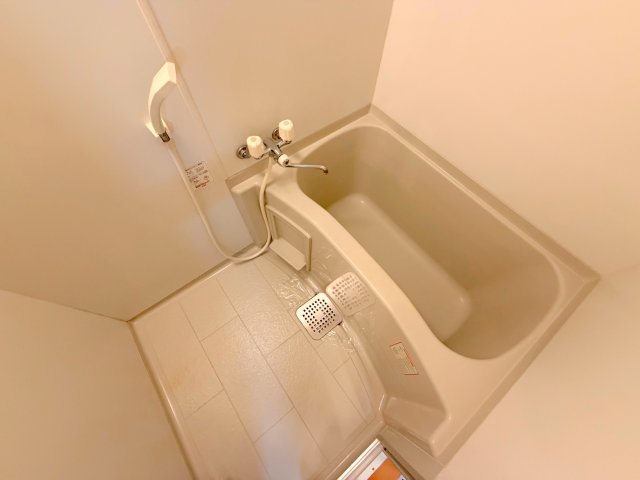バス・シャワールーム　バスルームはトイレと別々で、広々としていますよ。