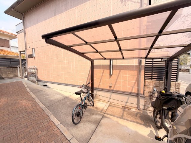 駐車場　敷地内には入居者専用の駐輪スペースもあります。