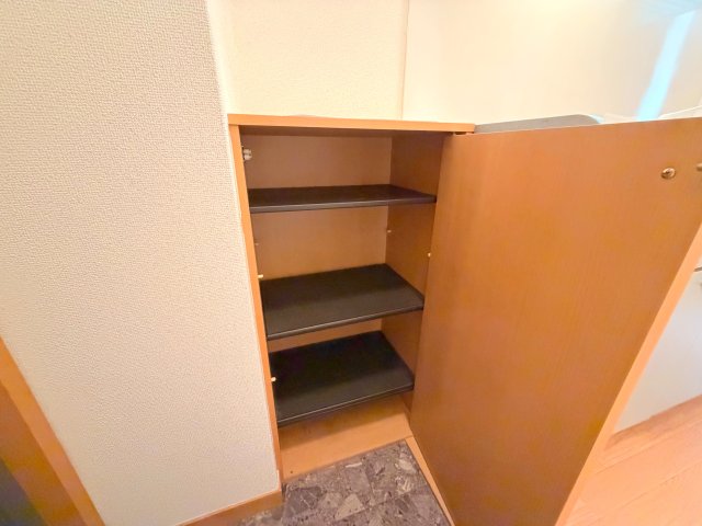 収納　玄関にはコンパクトなシューズボックスもあります。