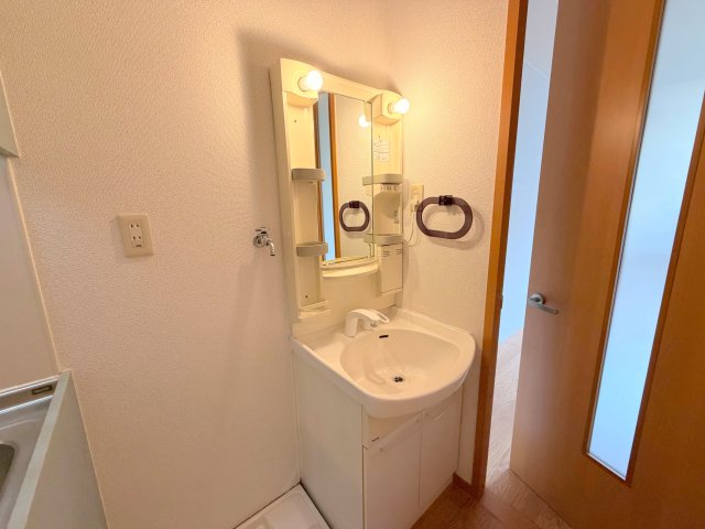 洗面設備　身支度が出来る独立洗面台です。