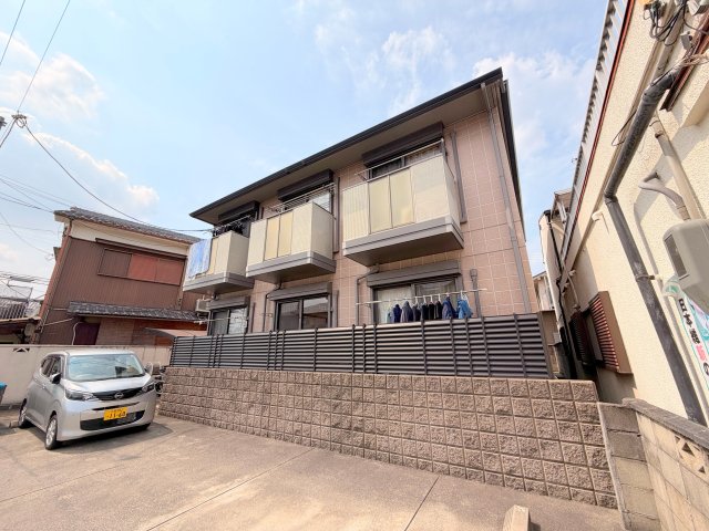 建物外観　閑静な住宅地にある、落ちついた色合いのキレイな建物です。