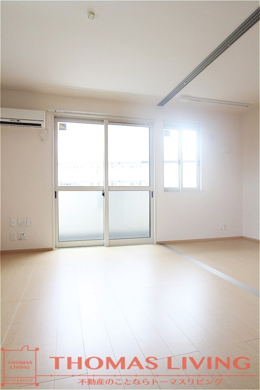 居室・リビング　明かりもしっかり入ってきて明るいです。