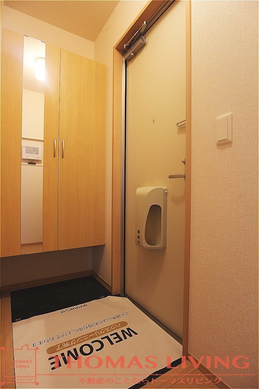 玄関　玄関収納もあり姿見もあるレベルの高い玄関です。